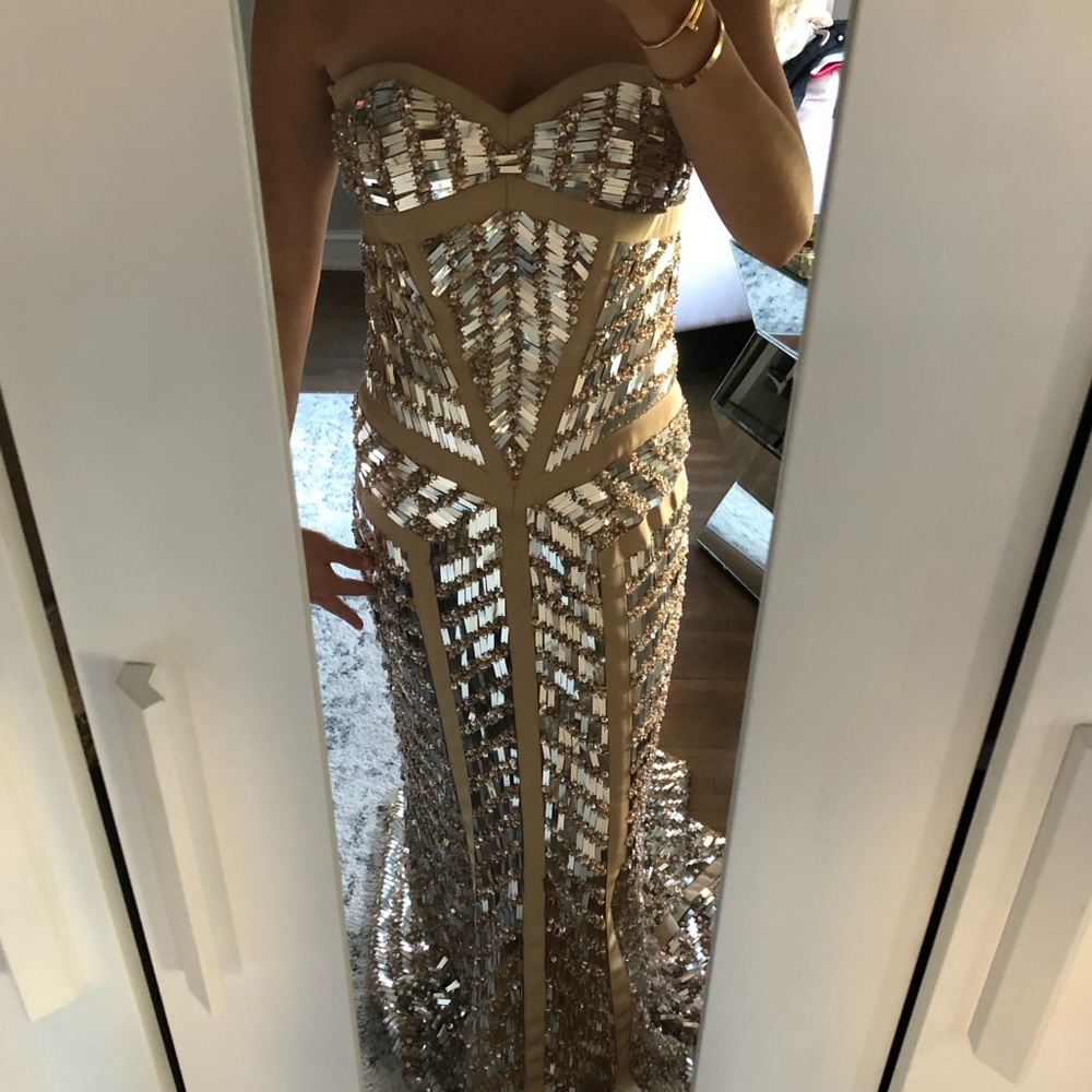 Ubranded never worn strapless sweetheart neck-lined sequined evening gown